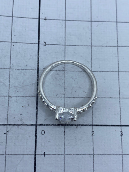 Anillo de perfil mostrando el Quinto 925 en el interior