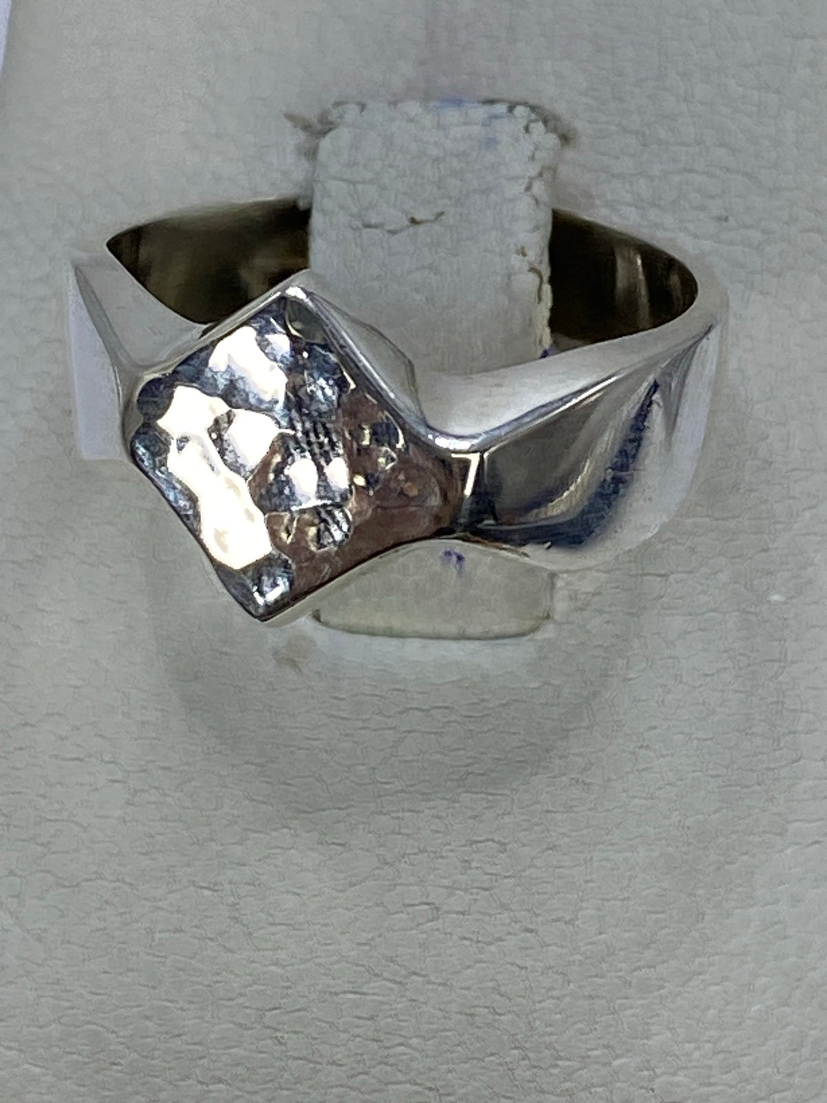 Anillo de plata repujado de Taxco, visto desde arriba mostrando el relieve artesanal