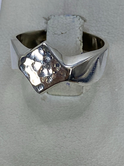 Anillo de plata repujado de Taxco, visto desde arriba mostrando el relieve artesanal