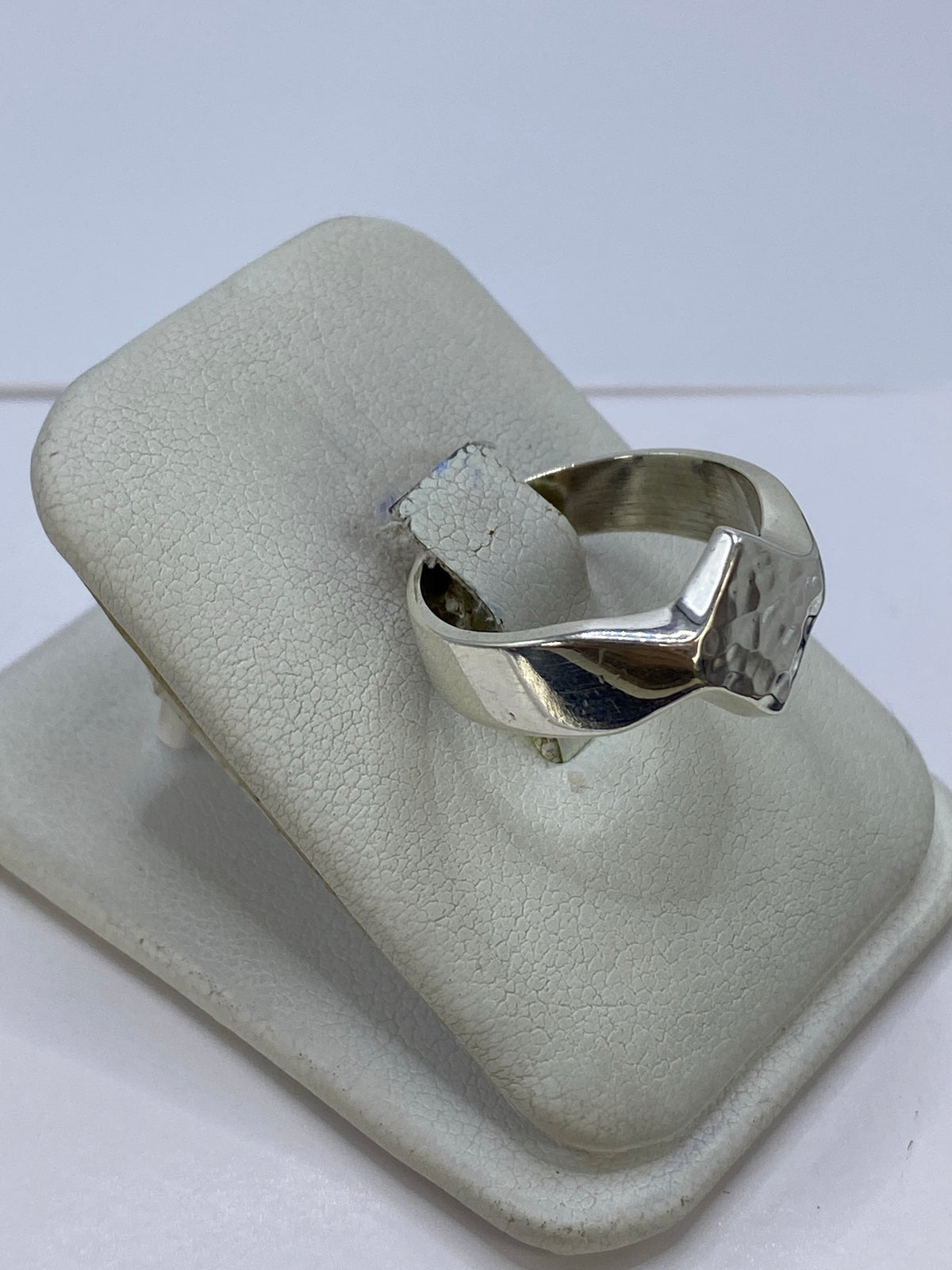 Anillo de plata 925 en relieve con acabado pulido brillante