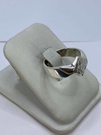 Anillo de plata 925 en relieve con acabado pulido brillante