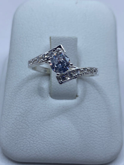 Anillo de plata solitario con circonia blanca engastada, visto de frente