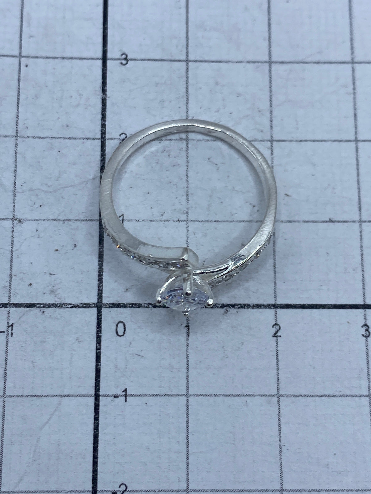 Anillo sobre fondo blanco, perfil lateral del vástago
