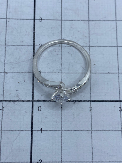 Anillo sobre fondo blanco, perfil lateral del vástago