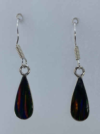 Par de aretes de plata con ópalo de Fuego multicolor colgando del gancho