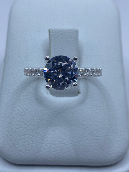Anillo de plata 925 con circonia blanca solitaria en la mano de una mujer