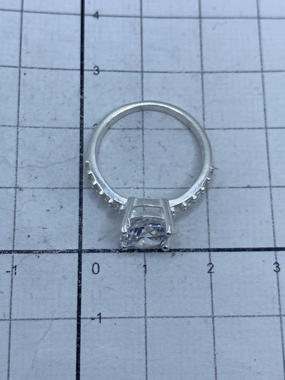 Anillo sobre superficie blanca mostrando el brillo de la circonia