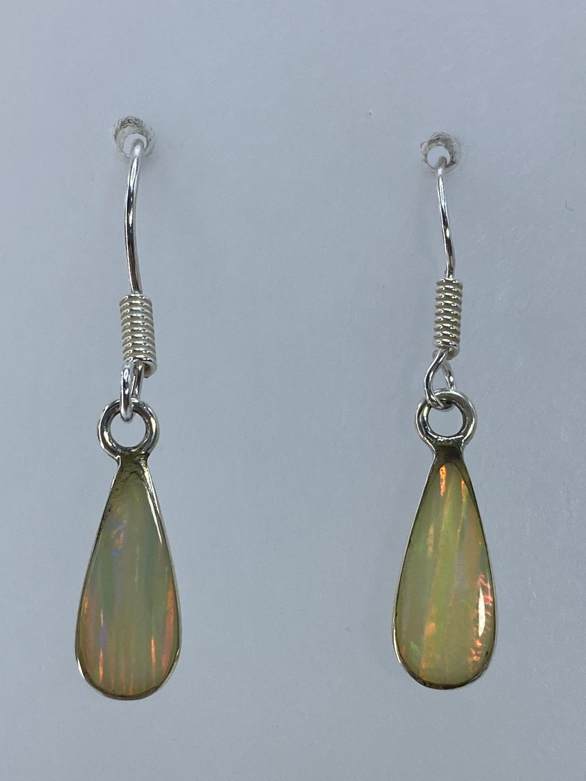 Par de aretes de plata con ópalo de fuego multicolor, colgantes delicados de 3 cm