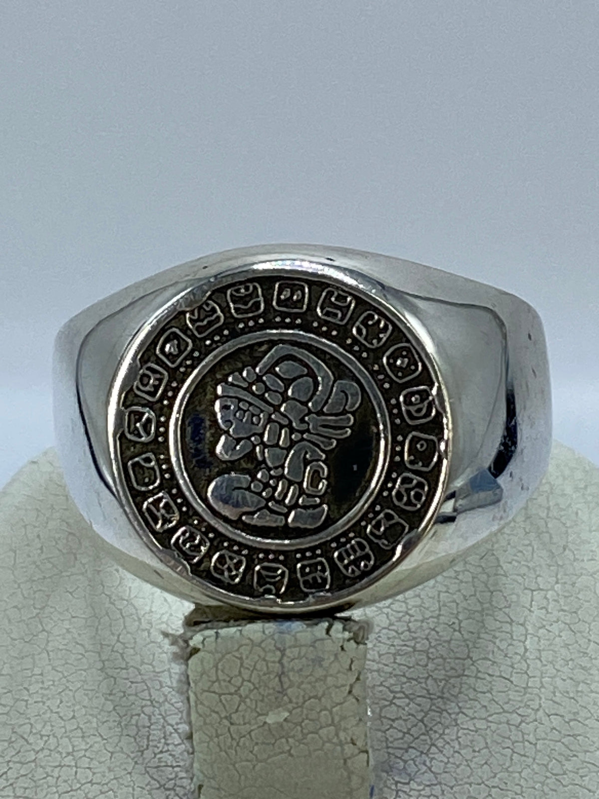 Anillo de plata 925 con calendario azteca en calado, visto de frente mostrando los glifos prehispánicos