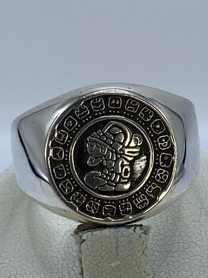 Anillo de calado azteca en la mano de una mujer, talla 12, luz natural