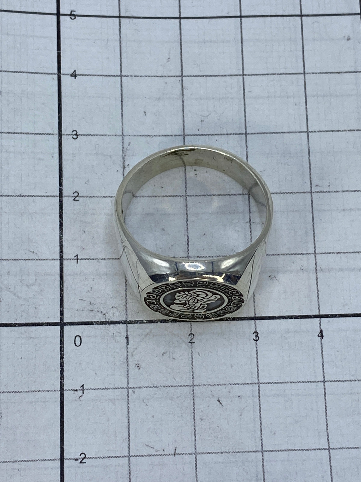 Anillo sobre fondo blanco mostrando el Quinto 925 grabado en la banda