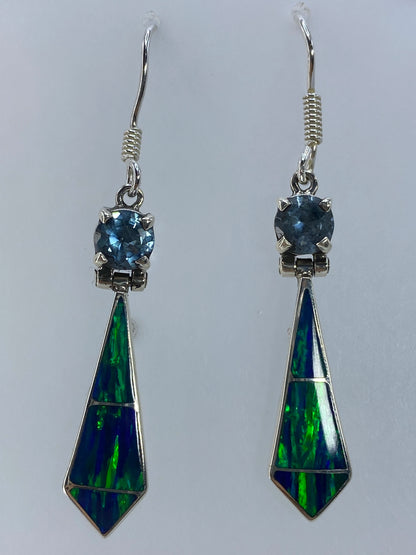 Par de aretes de plata con circonia azul cielo y ópalo de fuego verde en forma cónica