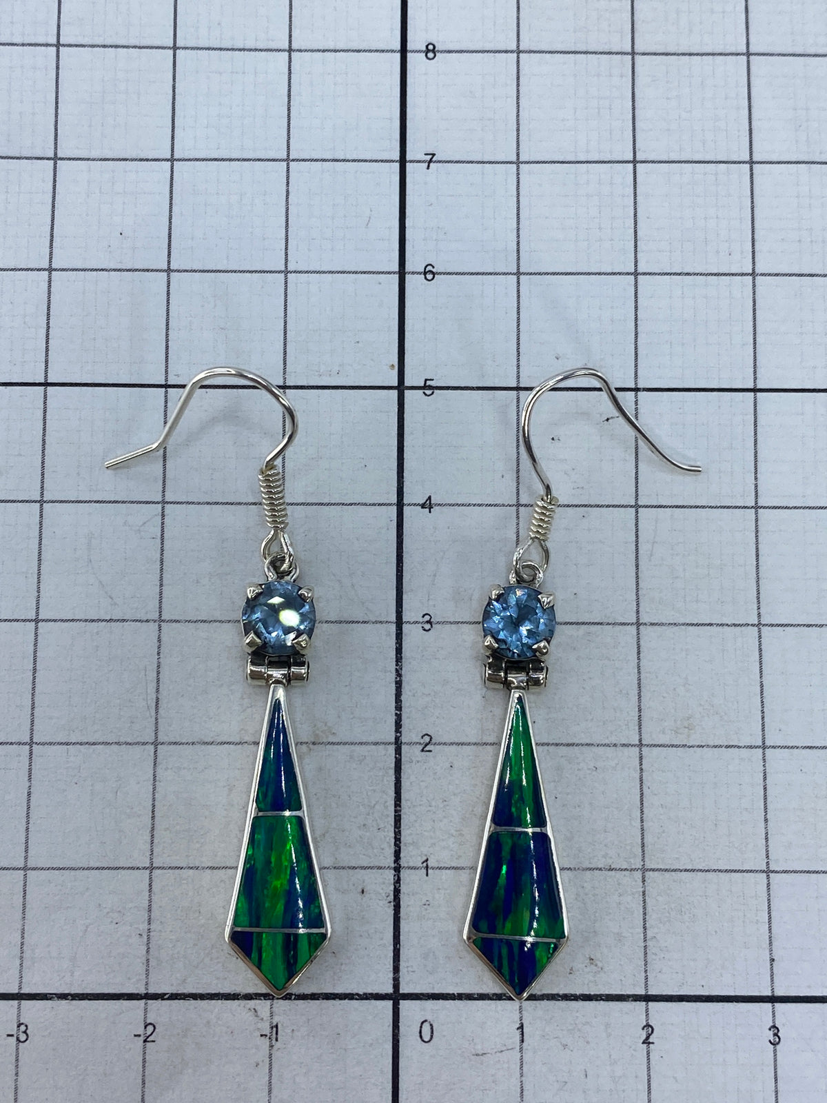 Aretes sobre la escala métrica mostrando largo de 5 cm, con el Quinto 950 visible