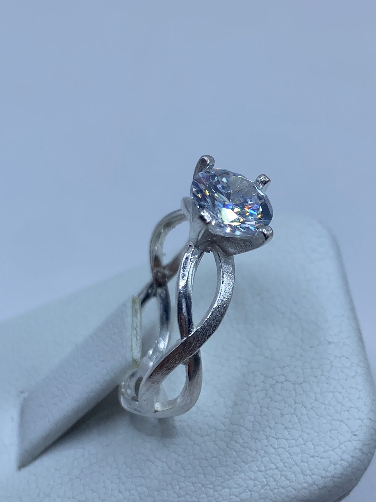 Detalle del reverso del anillo con vista de las garras de engaste hecho a mano