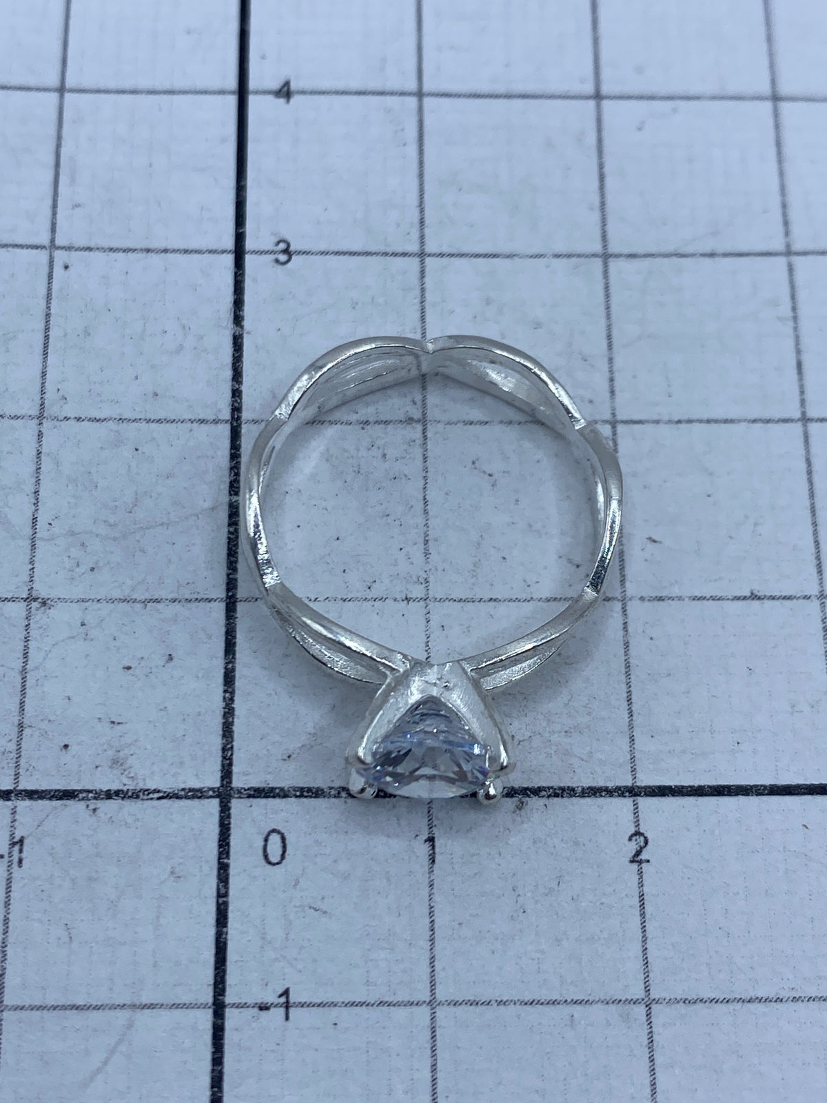 Anillo solitario puesto en mano mostrando la proporción y el brillo de la circonia