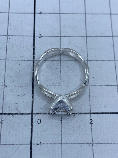 Anillo solitario puesto en mano mostrando la proporción y el brillo de la circonia