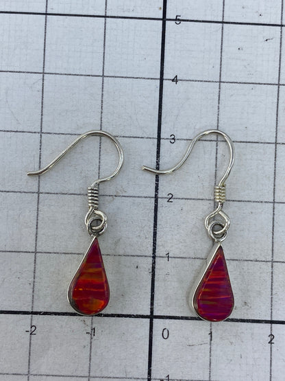 Aretes con marcas de Quinto 950 visibles en el metal de plata