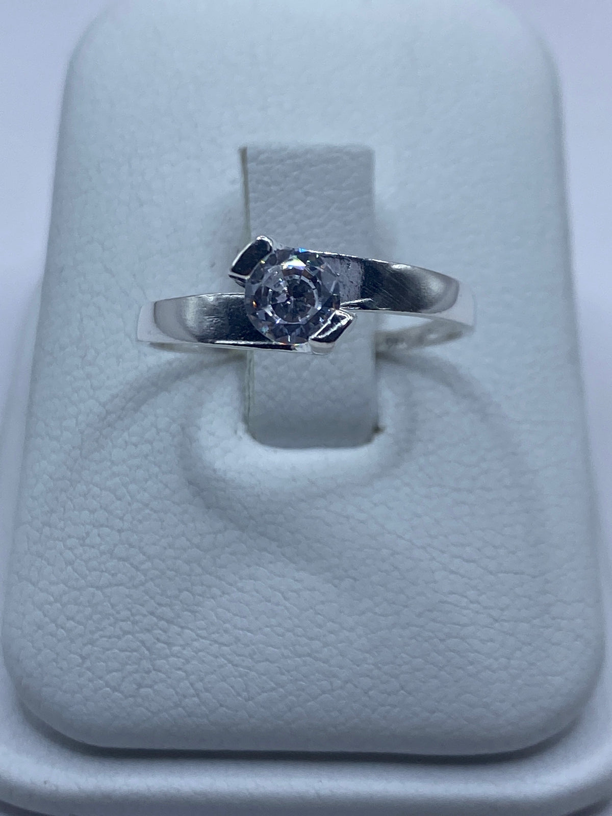 Anillo de plata con circonia blanca solitaria en forma de pera sobre fondo blanco