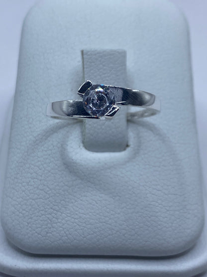 Anillo de plata con circonia blanca solitaria en forma de pera sobre fondo blanco