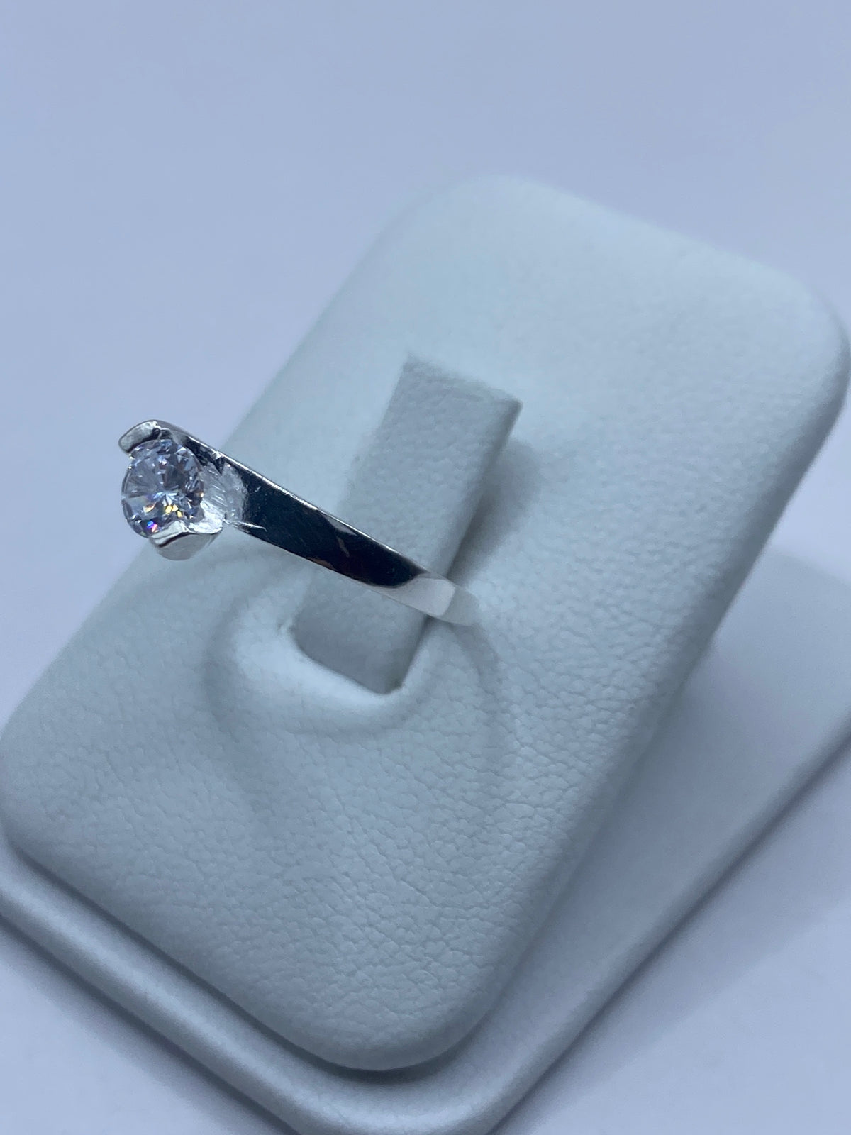Anillo de plata engastado a mano con circonia blanca — vista lateral