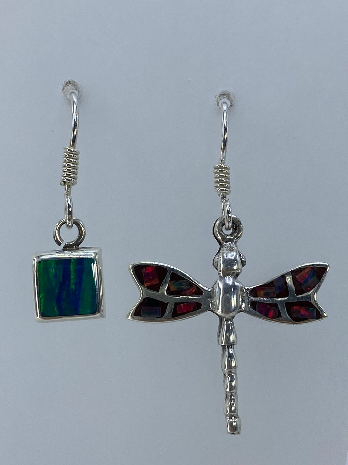 Par de aretes de plata 925 con ópalo de fuego multicolor engastado, colores rojo naranja verde y azul