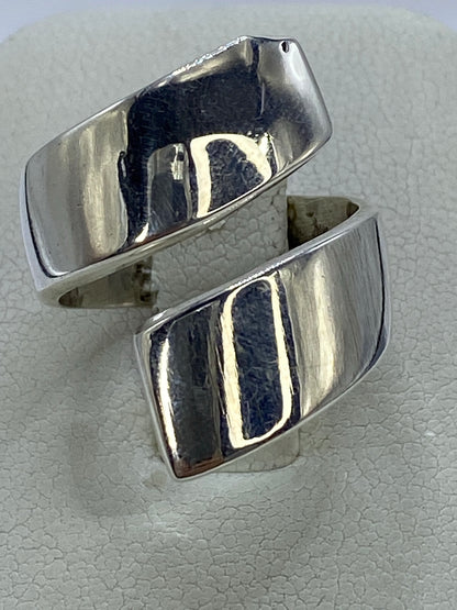 Anillo de plata 925 minimalista pulido en la mano de una mujer