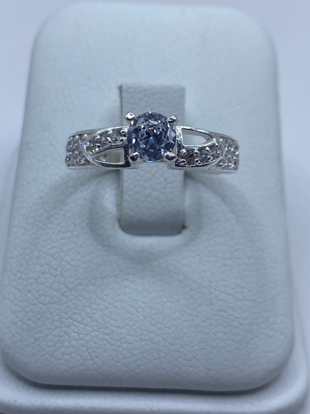 Anillo de plata solitario con circonia blanca engastada en bandas texturizadas