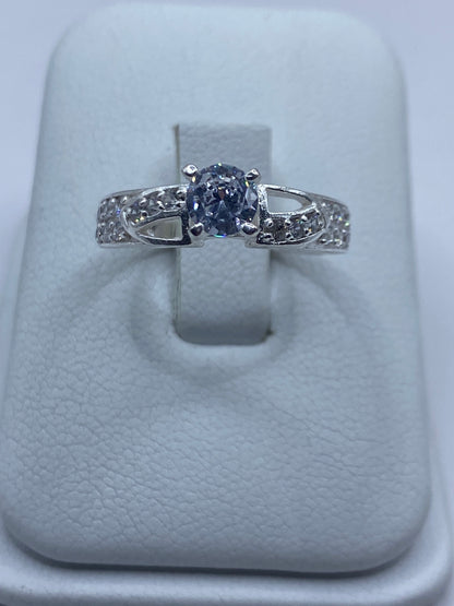 Anillo de plata solitario con circonia blanca engastada en bandas texturizadas