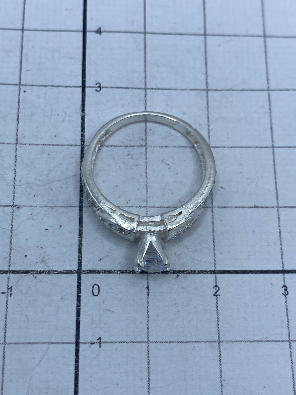 Anillo sobre fondo blanco, talla 6, completo