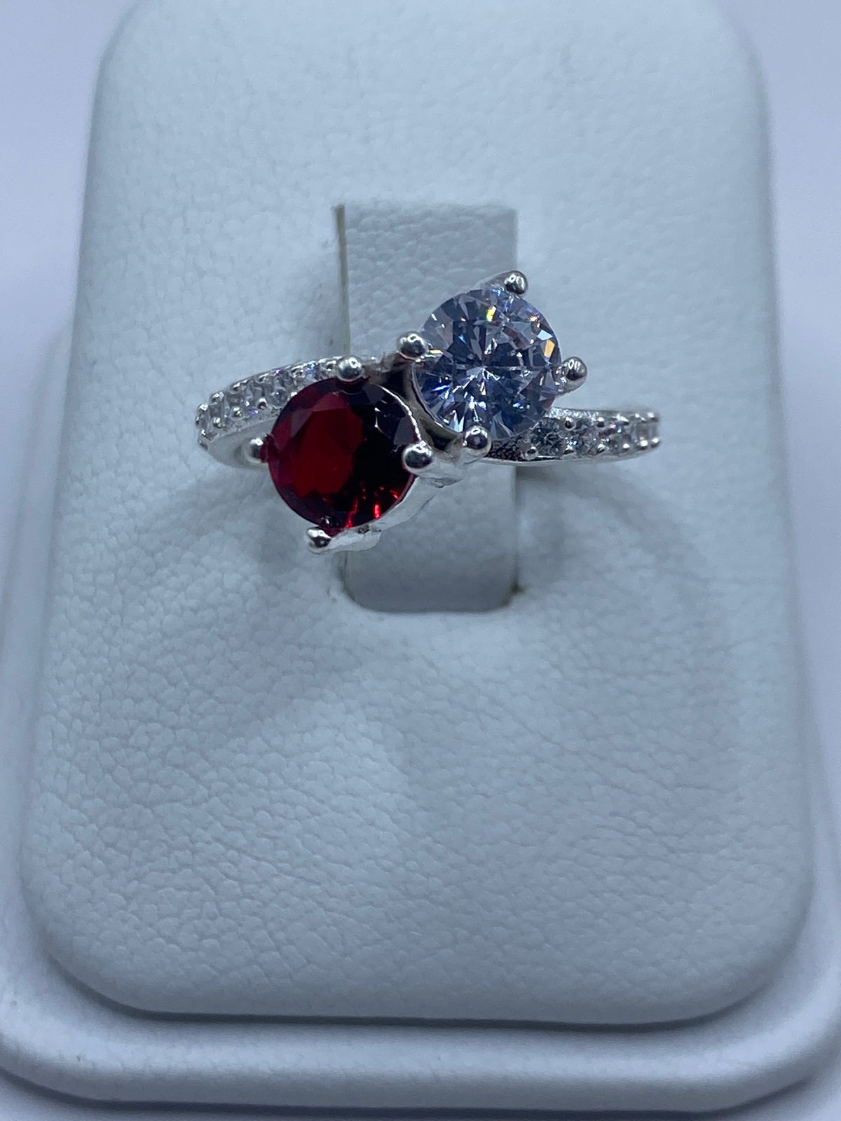 Anillo de plata 925 con circonia roja y blanca engastadas en dos tonos brillantes