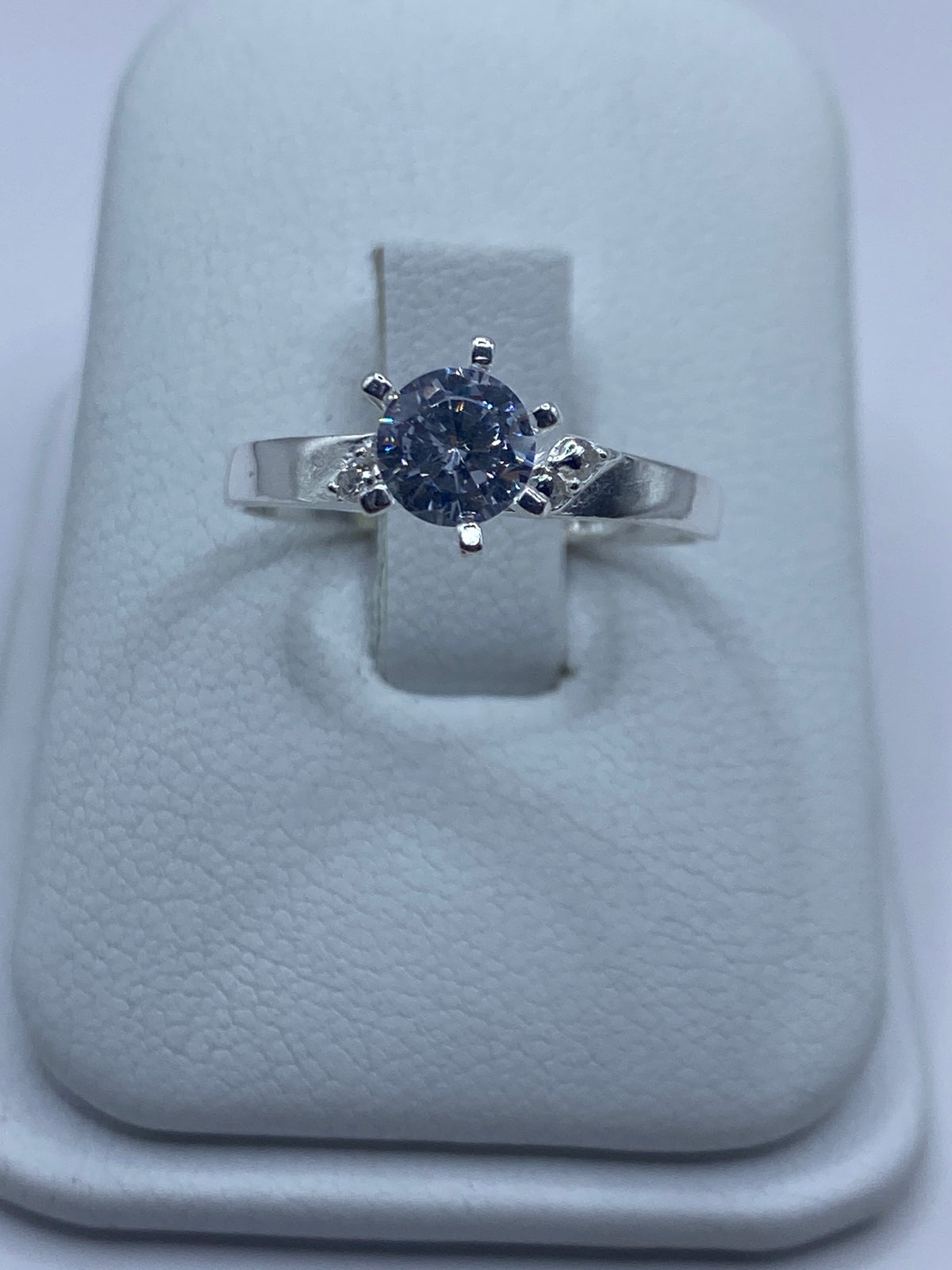 Anillo de plata solitario con circonia blanca brillante en dedo