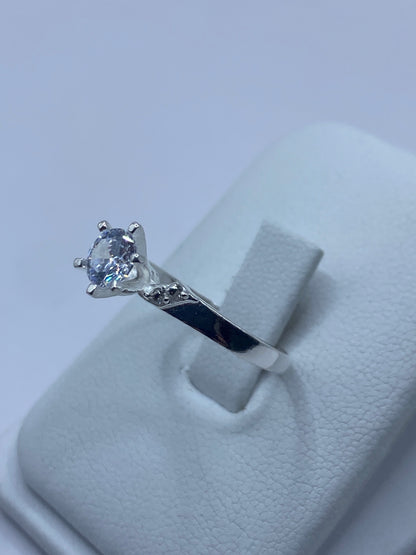Detalle del engaste a mano de la circonia en plata 925