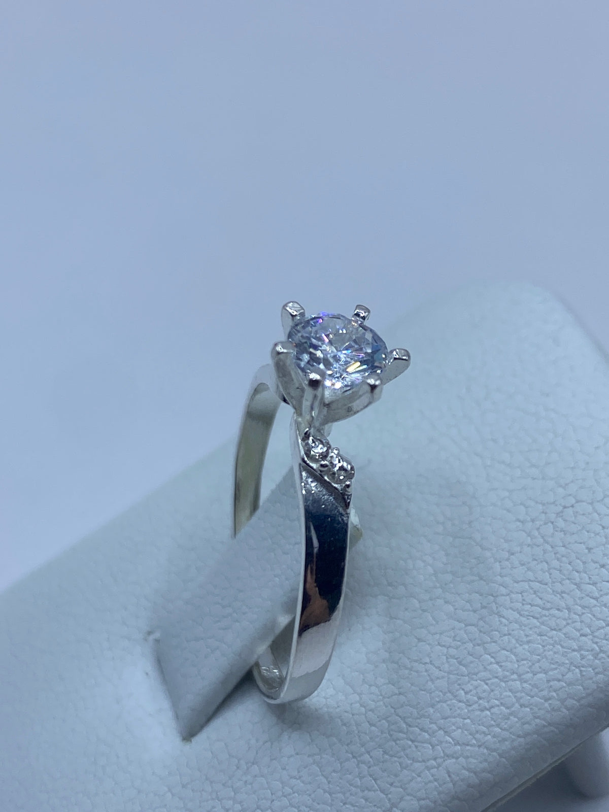 Anillo solitario visto de lado mostrando el perfil y acabado pulido