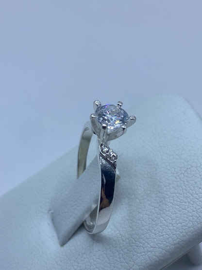 Anillo solitario visto de lado mostrando el perfil y acabado pulido