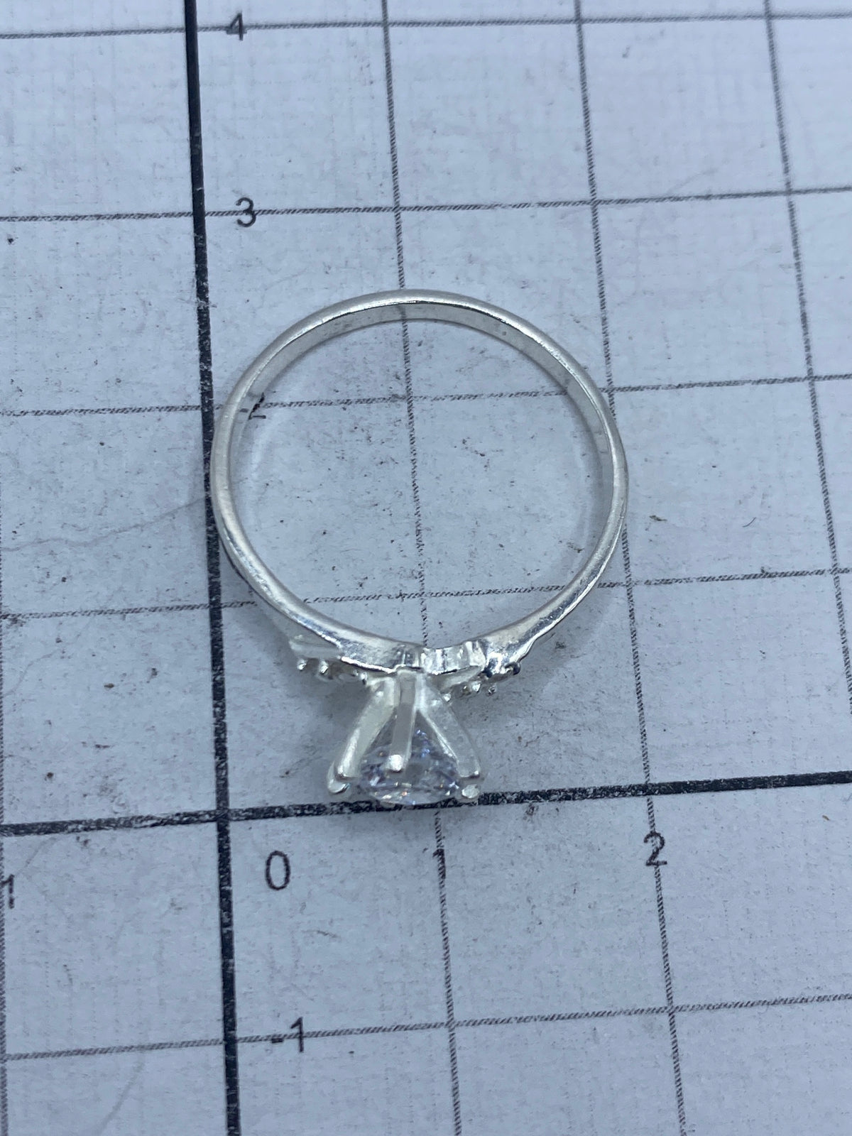 Anillo sobre fondo blanco con el Quinto 925 visible