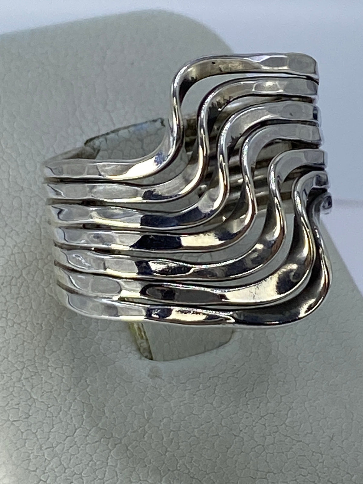 Vista frontal del anillo con diseño en capas superpuestas de plata 925