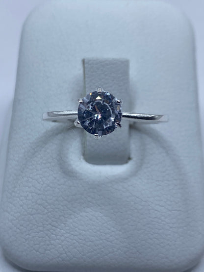Anillo de plata 925 con circonia blanca solitario en dedo anular de mujer