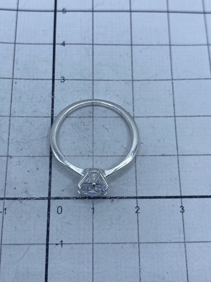 Anillo sobre fondo gris mostrando el Quinto 925 en la banda
