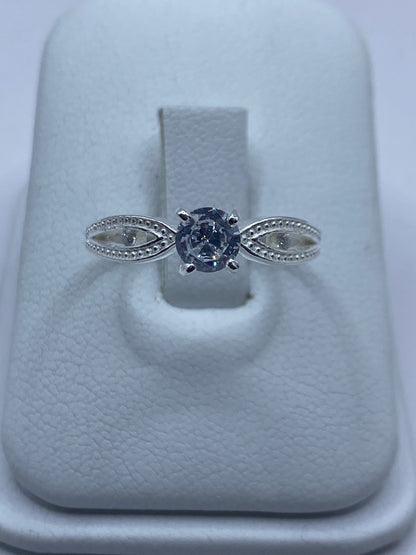 Anillo solitario de plata 925 con circonia blanca en mano de mujer