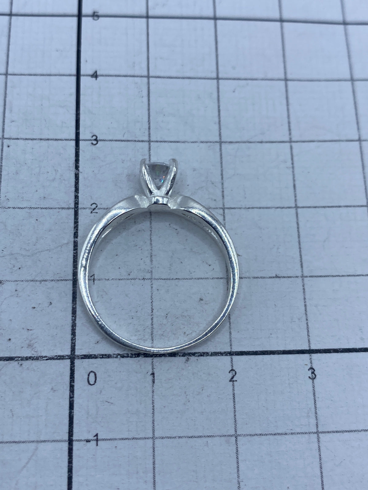 Anillo de solitario sobre fondo blanco mostrando el Quinto 925