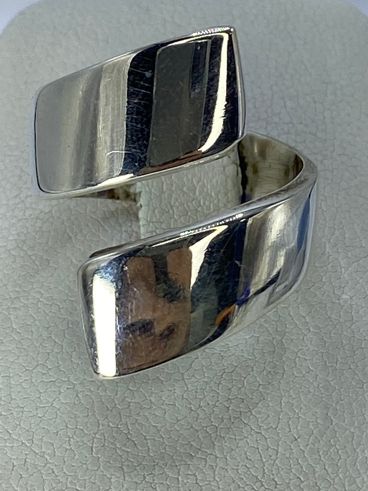 Anillo de plata pulido 925 con dos bandas lisas en mano de mujer
