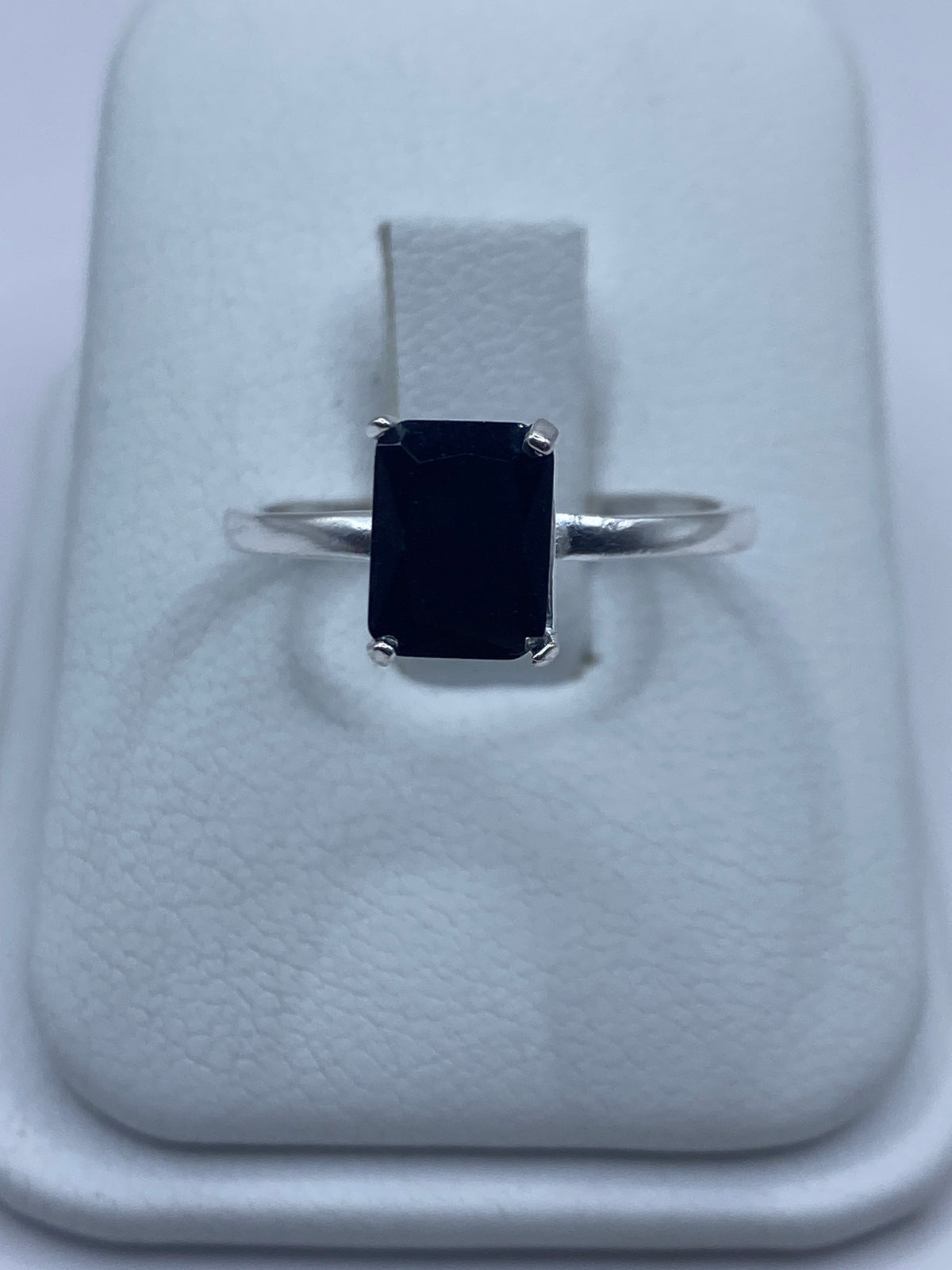 Anillo de plata 925 con ónix negro engastado sobre fondo blanco