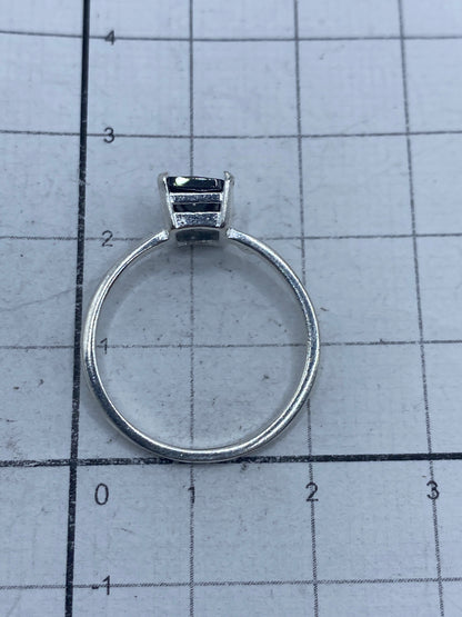 Anillo en mano sobre regla de medida, talla 7.5