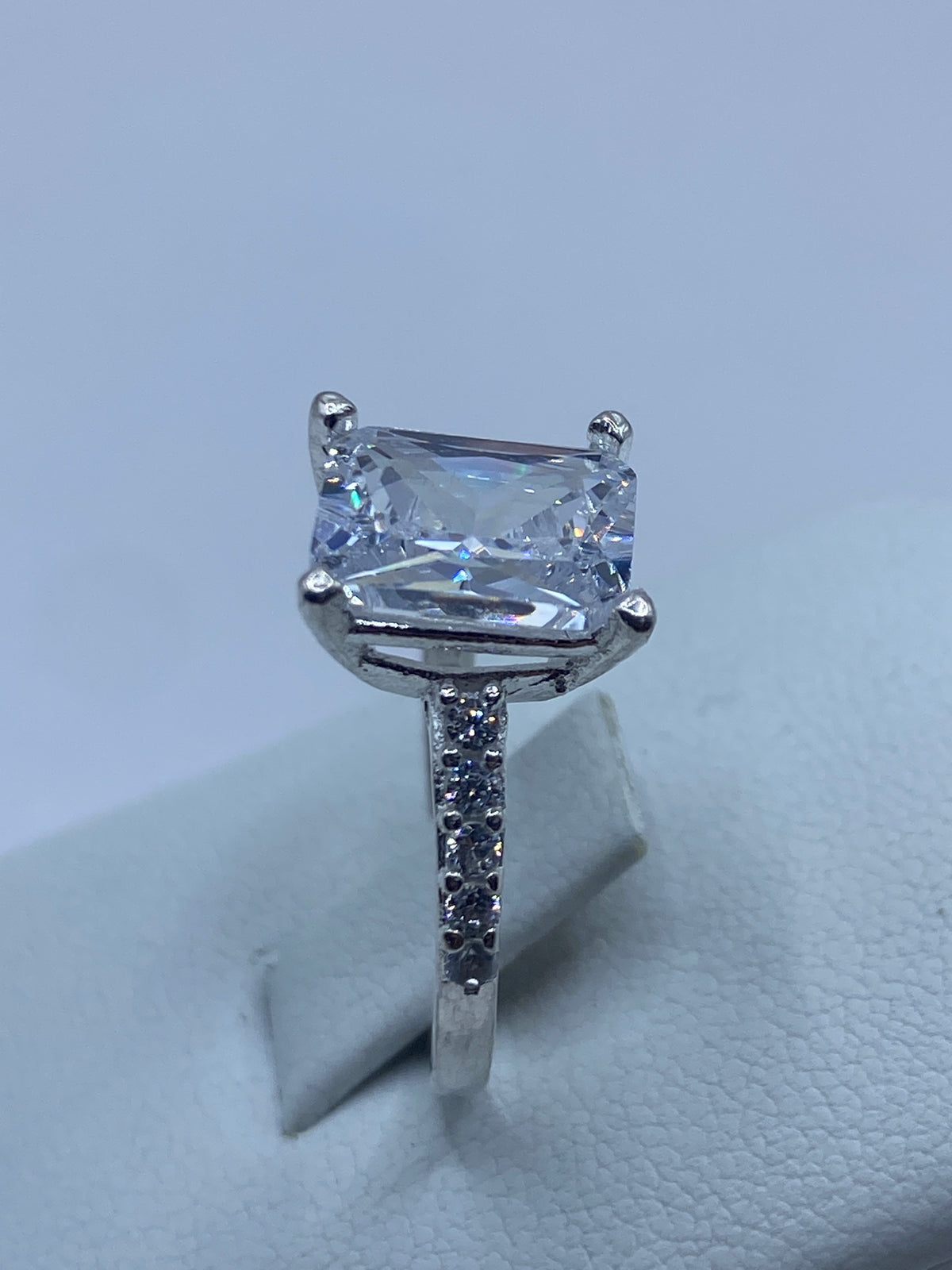 Detalle lateral del engaste a mano y los hombros facetados del anillo