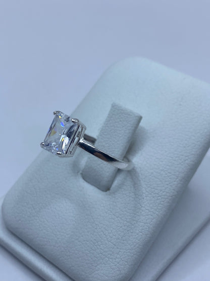Vista lateral del anillo mostrando el engaste de circonia y el perfil delgado de la banda