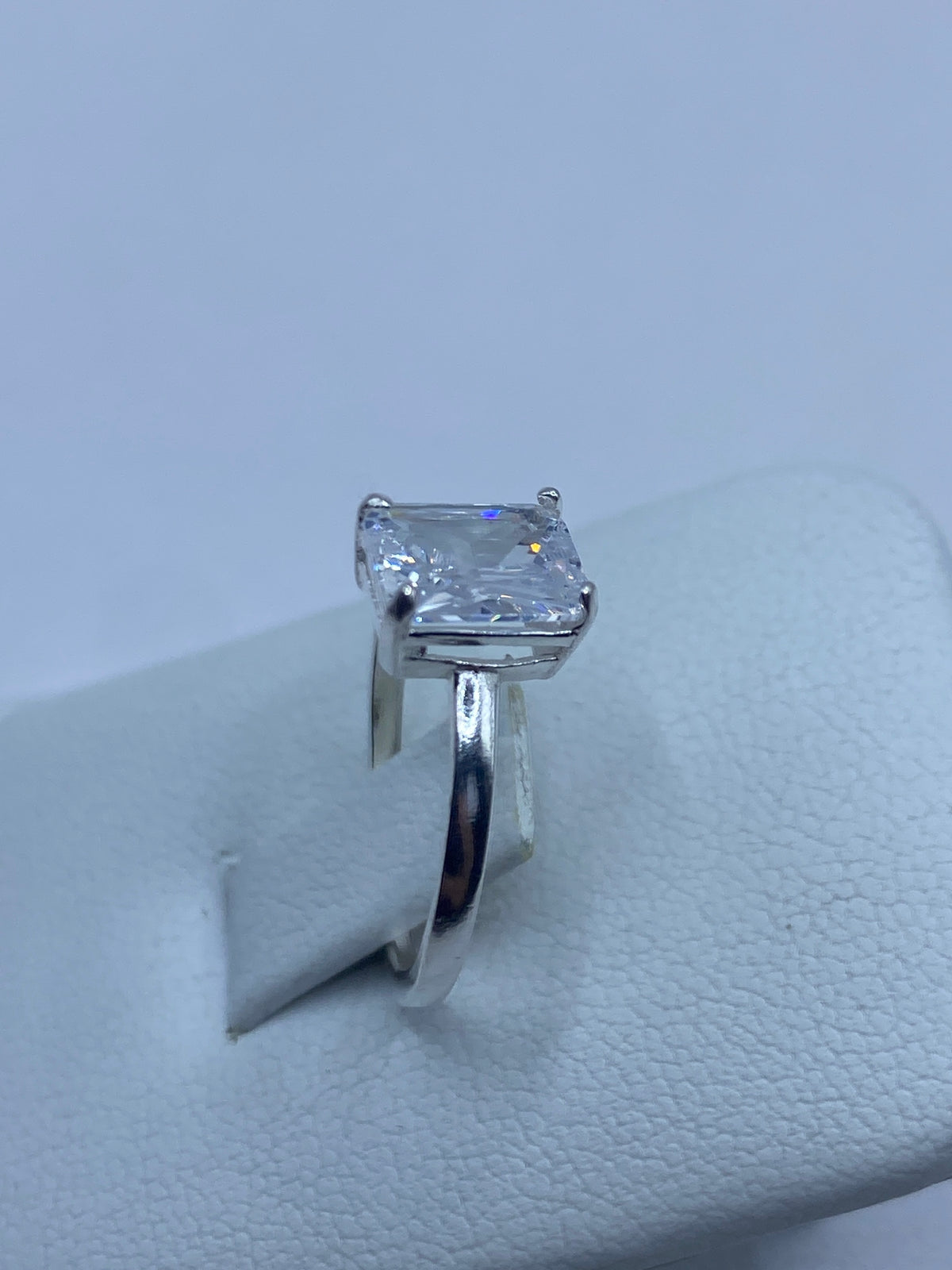Detalle del engaste a mano de la circonia blanca brillante en plata