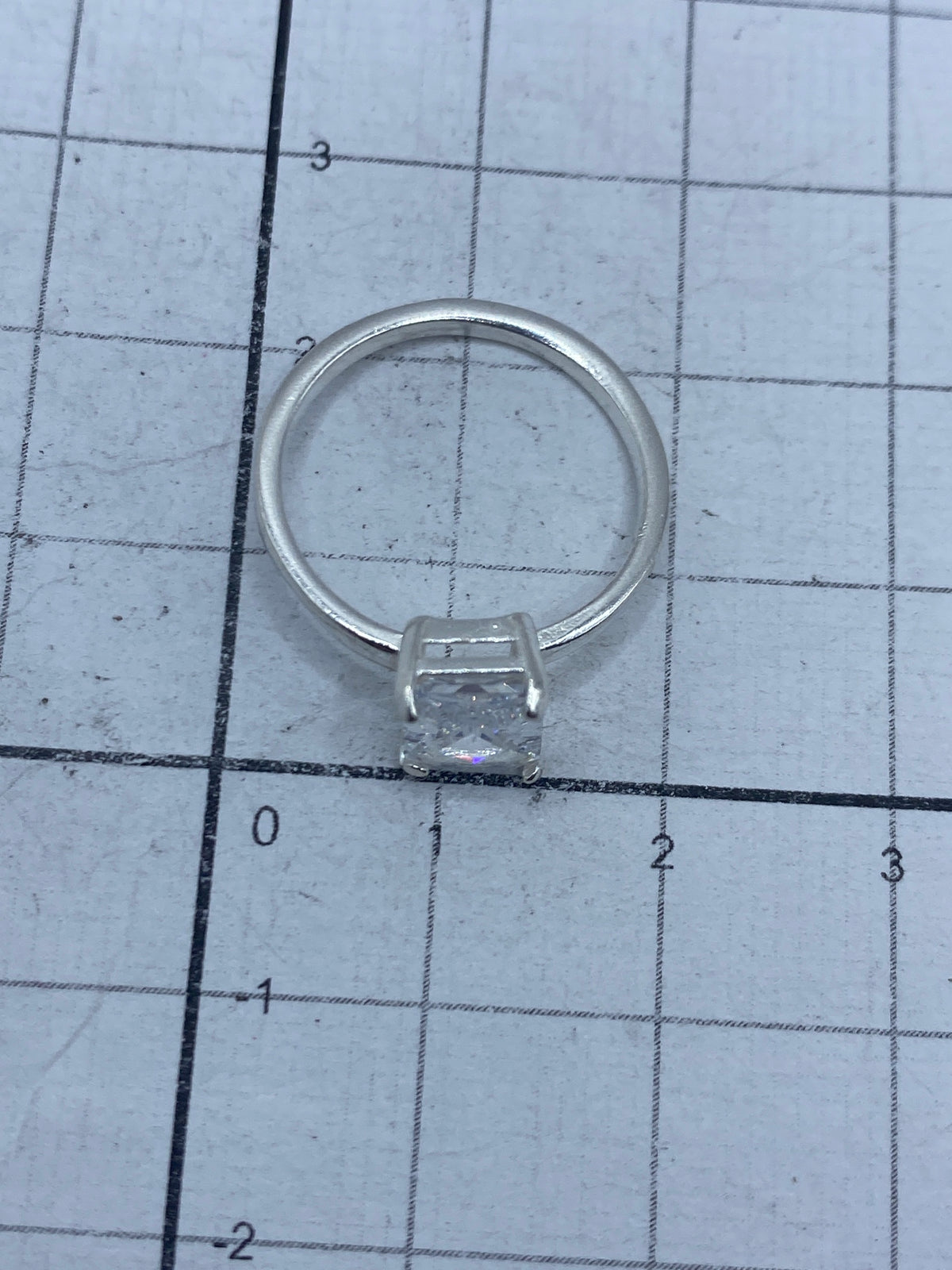 Anillo sobre regla mostrando tamaño real y Quinto 925 en la banda interna