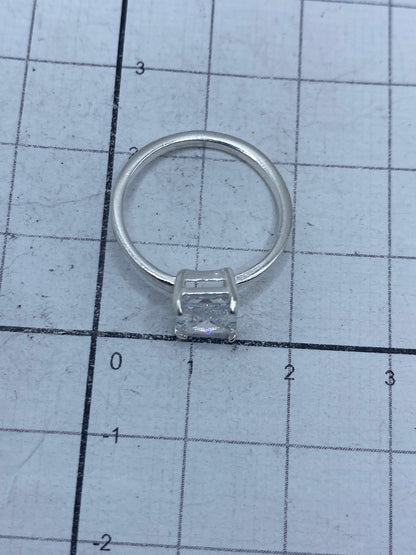 Anillo sobre regla mostrando tamaño real y Quinto 925 en la banda interna