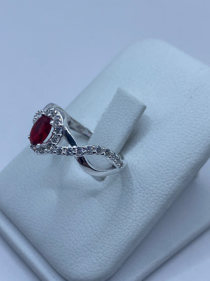 Vista lateral del anillo ovalado con diseño ondulante en plata pura