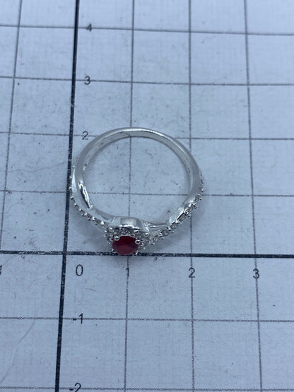 Anillo en mano de mujer mostrando el brillo del rojo y los destellos blancos